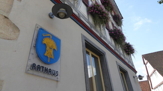 Mittelfristig ist auch die Renovierung der Außenfassade des Rathauses in Ofterdingen geplant.  FOTO: LENSCHOW
