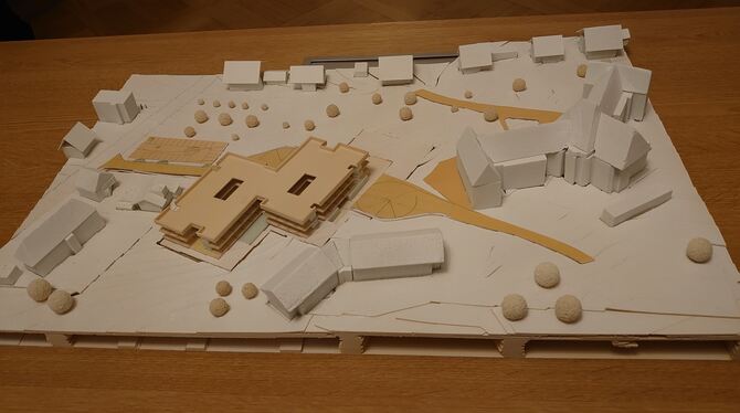 Das Modell des Neubaus des Altenheims des Architekturbüros Supper Heinemann. Rechts geschwungen steht der Bestandsbau.