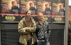 Hauptdarsteller Voodoo Jürgens (links) und Regisseur Adrian Goiginger bei der Filmpremiere in Tübingen.