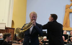 Hornist Christoph Eß und Dirigent Michael Braunger beim Auftritt mit dem SinfoNeA in der Kreuzkirche.