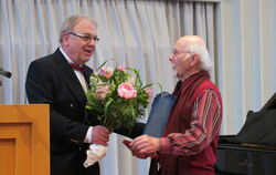 Blumen für den Jubilar Veit Erdmann überreicht zu dessen 80. Geburtstag der Reutlinger OB Thomas Keck.