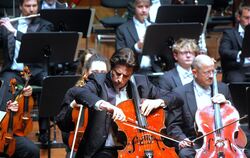 Daniel Müller-Schott spielte mit der Württembergischen Philharmonie Dmitri Schostakowitschs erstes Cellokonzert. 