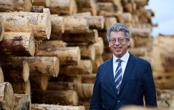Johannes Schwörer ist seit 2008 Präsident des Hauptverbandes der Deutschen Holzindustrie. FOTO: SCHANZ